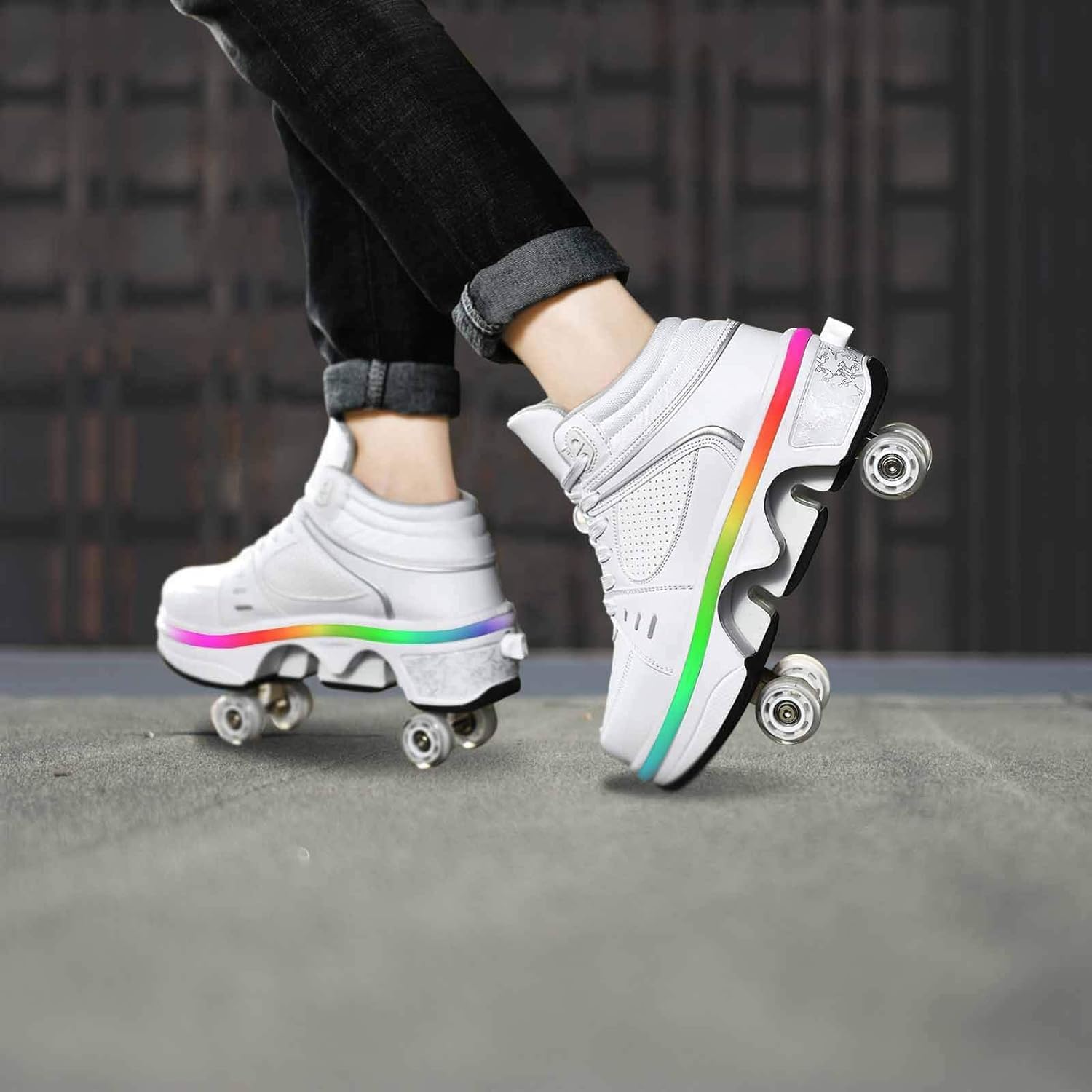 Pessoa caminhando com o Mundo do Patins como um tênis comum
